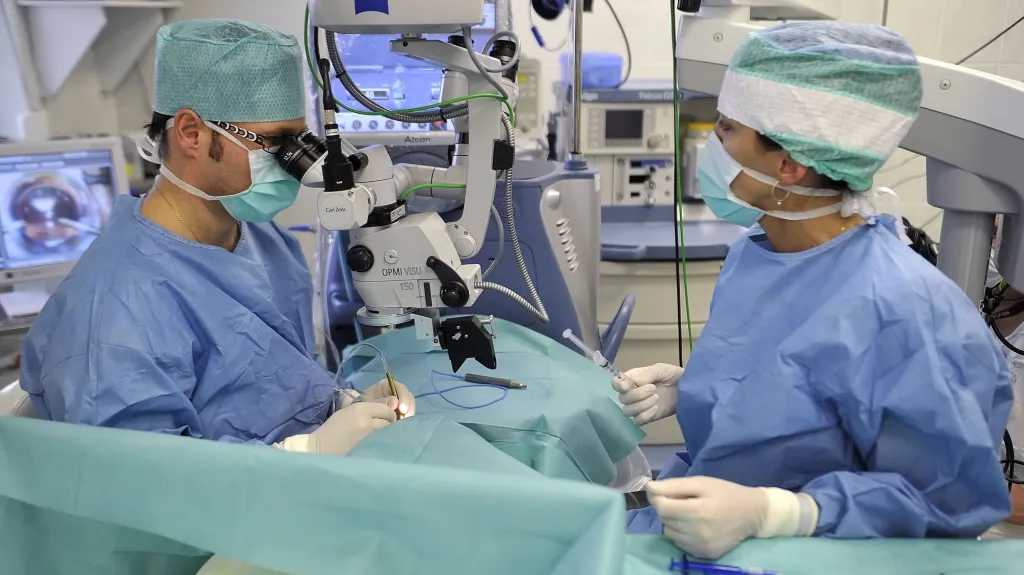 Implantace trifokální čočky