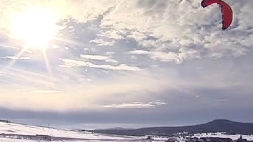 Sportovec při snowkitingu