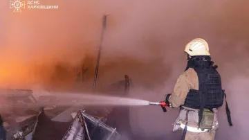 Rusové v Charkově zasáhli výškovou obytnou budovu a plynové potrubí a poškodili další obytné domy (26. 2. 2026)