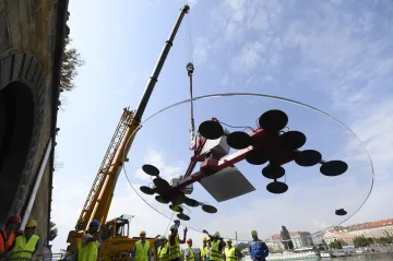 Půl druhé tuny. Na pražskou náplavku dovezli rekordně velké sklo z Thajska