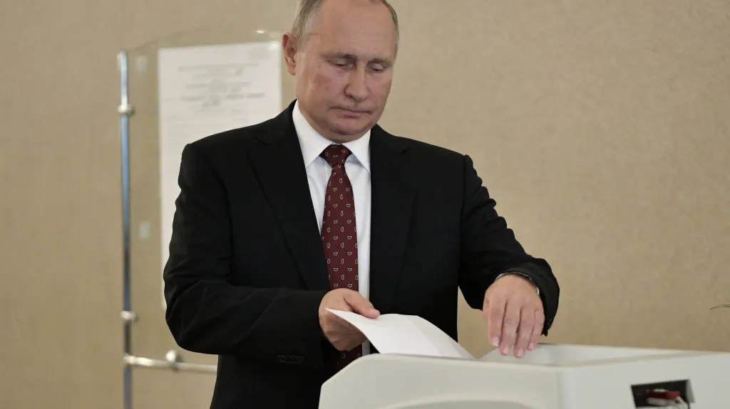 Vladimir Putin ve volební místnosti