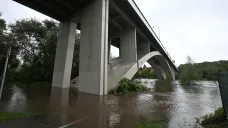 Rozvodněná Vltava pod mostem Závodu míru v Praze