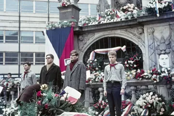 Unikátní barevné fotografie z piety za Jana Palacha v Brně. Snímky léta ležely v rodinném archivu