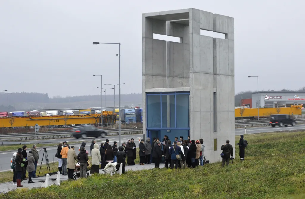 Ekumenická bohoslužba, která se konala v roce 2010 při příležitosti Světového dne obětí dopravních nehod v dálniční kapli na odpočívadle dálnice D5 u Šlovic na Plzeňsku