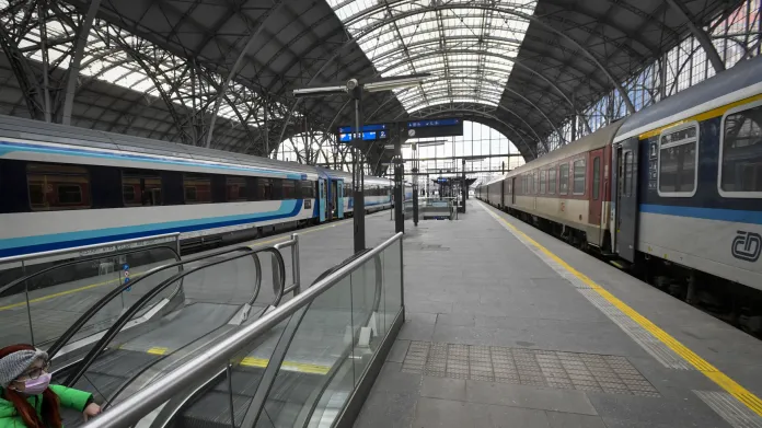 Vozy maďarských železnic (vlevo) už nejsou od 6. 4. na pražském hlavním nádraží k vidění