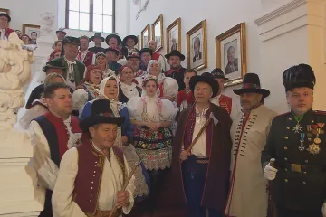 Poslanci vyměnili formální oblečení za lidové