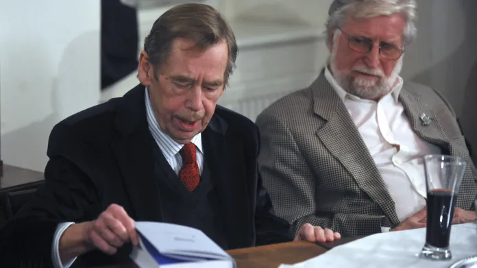 Václav Havel a jeho bratr Ivan Havel představují knihu Dopisy Olze (2010)