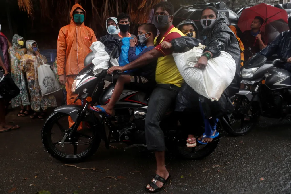 V částí indické Bombaje byla nařízena evakuace obyvatelstva kvůli přicházejícímu cyklonu Nisarga, který se hnal směrem od Arabského moře