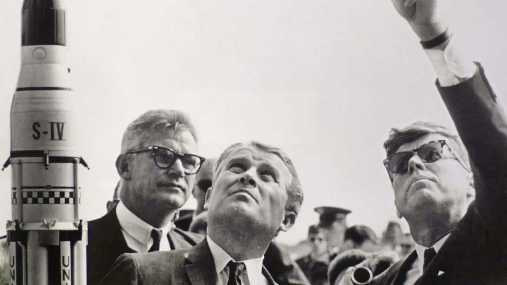 Wernher von Braun s americkým prezidentem Kennedym