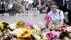 Lidé pokládají květiny na místě útoku nožem v Sydney