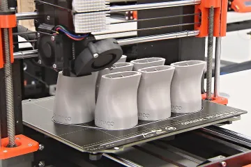 3D tiskem proti koronaviru. Univerzity ve spolupráci s firmami vyrábějí ochranné pomůcky