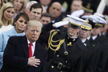 Trump se stal 45. prezidentem USA. Hodinu po složení slibu už podepisoval zákony