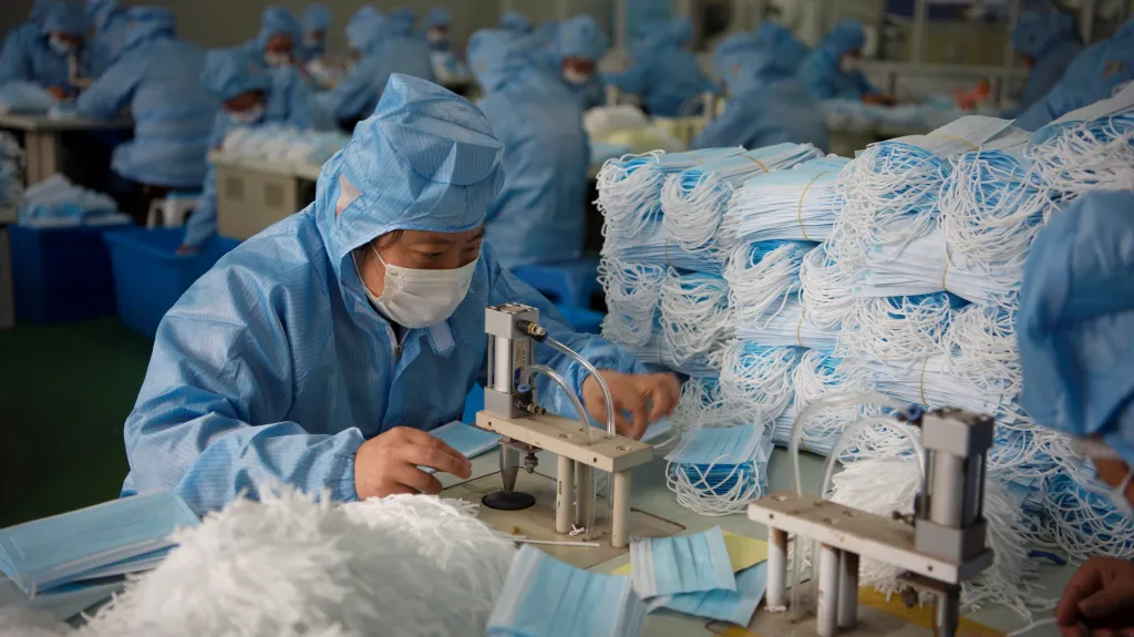 Výroba masek v čínské továrně