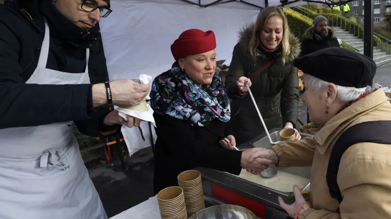 Starostka Prahy 10 Renata Chmelová při nalévání polévky na Štědrý den
