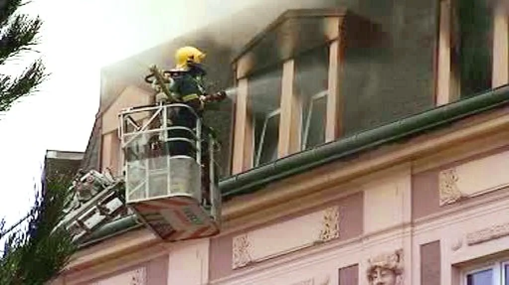 Požár činžovního domu v Karlových Varech