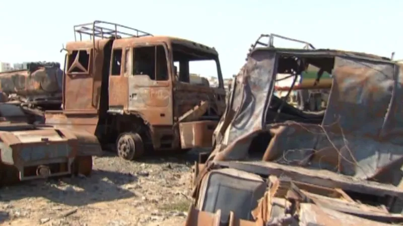 Zničené benzínové cisterny