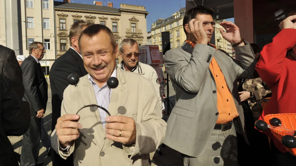 Alois Mačák (vpravo) během předvolební kampaně
