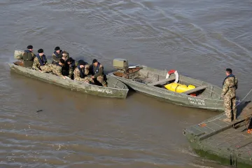S pátráním po havárii pomáhají na Dunaji i čeští policejní potápeči. Kapitán druhé lodi je ve vazbě