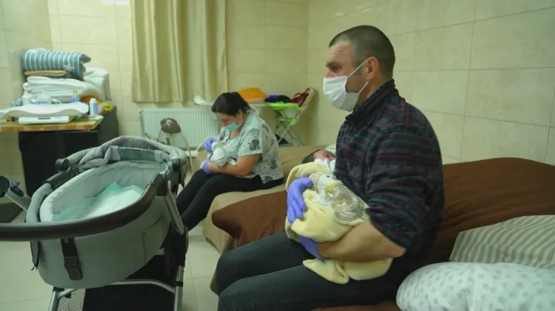 Děti náhradních matek ukryté v podzemním krytu na okraji Kyjeva