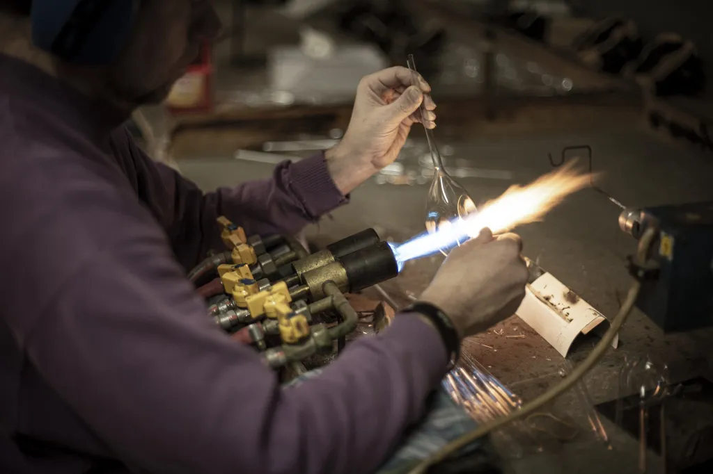 Ruční výroba vánočních skleněných ozdob