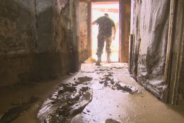 Východ země zasáhly silné bouřky. Hasiči čerpali vodu ze sklepů a vyklízeli silnice