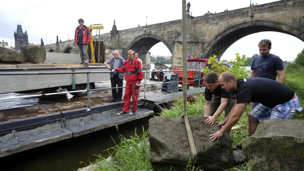 Vyzvednutí kamenů z Juditina a Karlova mostu