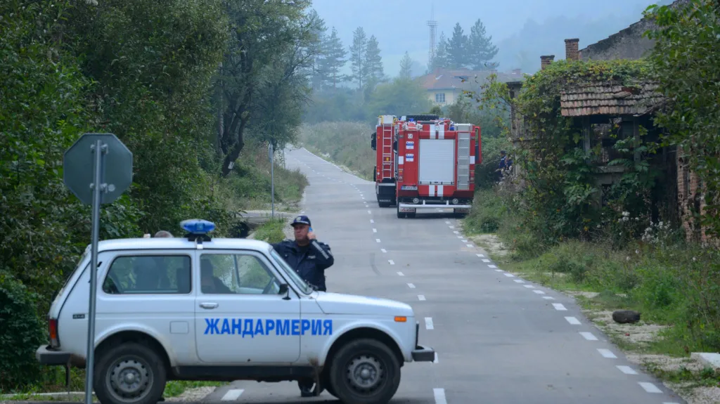Policie a hasiči na příjezdové k cestě ke skladu v bulharské obci Gorni Lom po výbuchu v říjnu 2014
