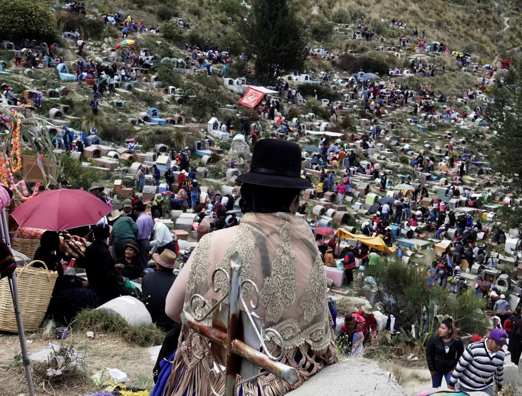 Lidmi přeplněný hřbitov Llamita v bolivijském La Paz.