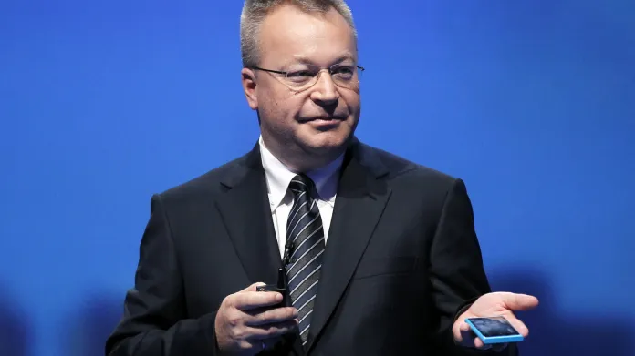 Šéf firmy Nokia Stephen Elop s Nokií Lumia 800