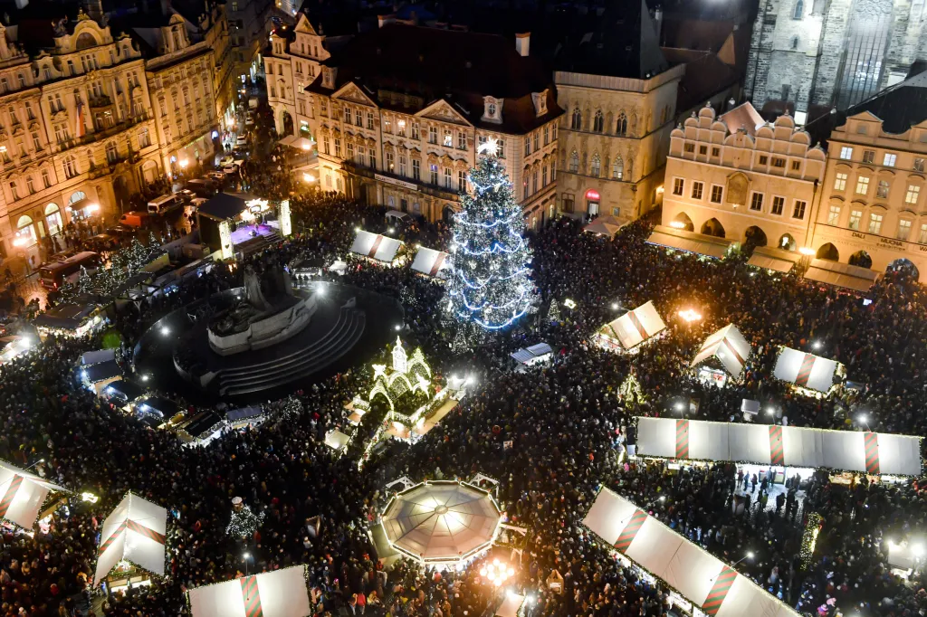 Tradičně nejvyšší vánoční strom v České republice stojí na Staroměstském náměstí