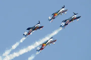 V Hradci Králové se koná letecká show CIAF. Vzlétla česká i francouzská akrobatická skupina