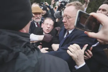 Omilostnění politici PiS se střetli se stráží Sejmu. Trvají na tom, že jsou poslanci