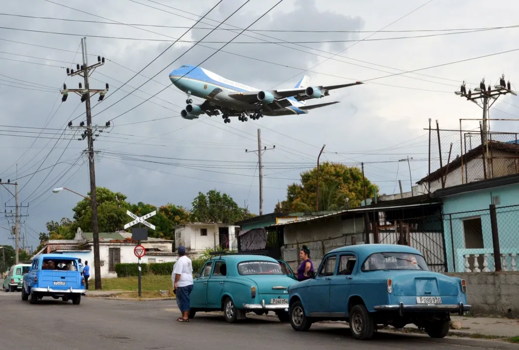 Letadlo Air Force One s Barackem Obamou na palubě těsně před přistáním v Havaně. Trvalo 88 let, než 20. března 2016 přistál na Kubě americký prezident