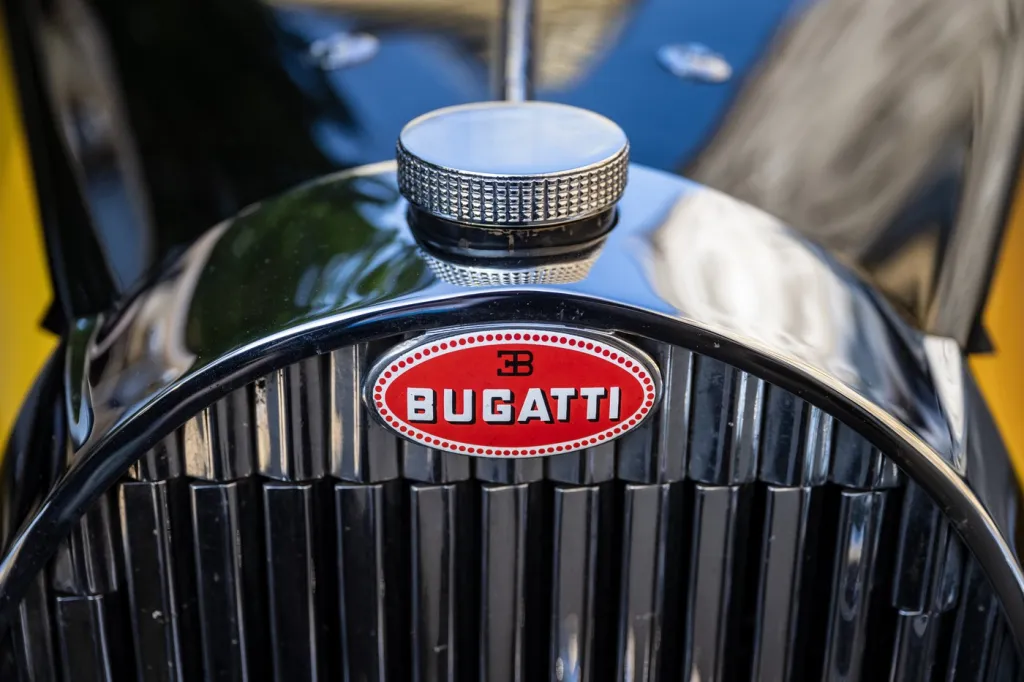 Velkou pozornost desítek diváků na startu budily vozy legendární značky Bugatti, mezi nimi i Bugatti 13 z roku 1922, se stejným typem závodila slavná česká jezdkyně Eliška Junková