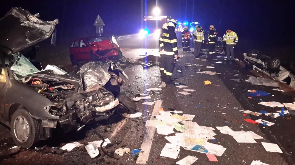 Při srážce aut u Kaplice zemřel jeden člověk