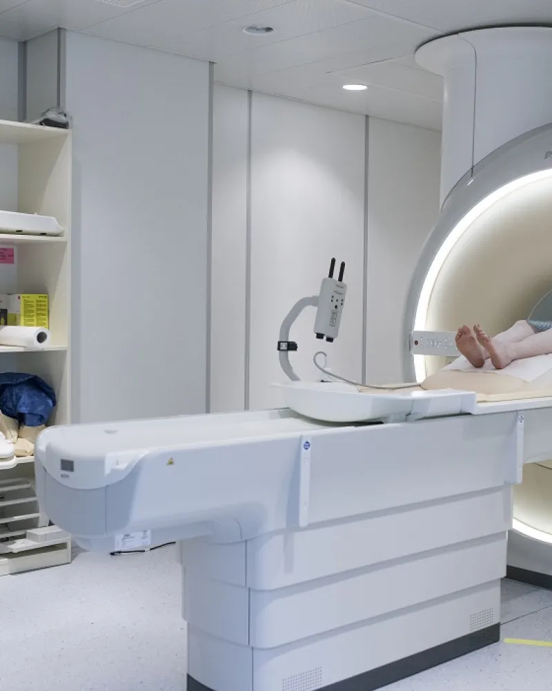 Na magnetickou rezonanci stále čekají neakutní pacienti týdny i měsíce