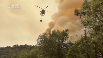 Vrtulníky hasí lesní požár ve španělském údolí d'Uixo (27. 7. 2026)