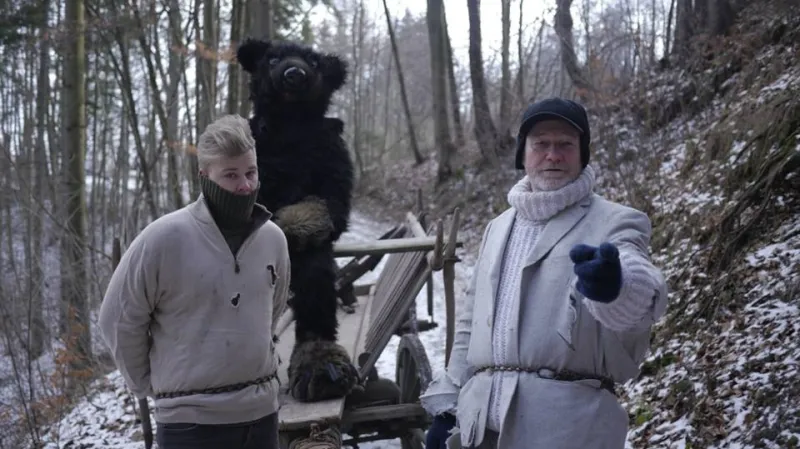 4. února jsem ve studentském filmu po celý den táhl kdesi v horách žebřiňák řízený medvědem