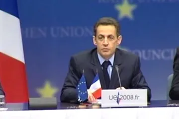 Sarkozy může cestou na Blízký východ tříštit vyjednávání EU, míní centrista Bayrou