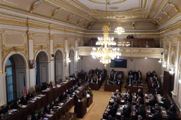 Sněmovna jednala i přes noc, schůzi opět zasáhly obstrukce SPD