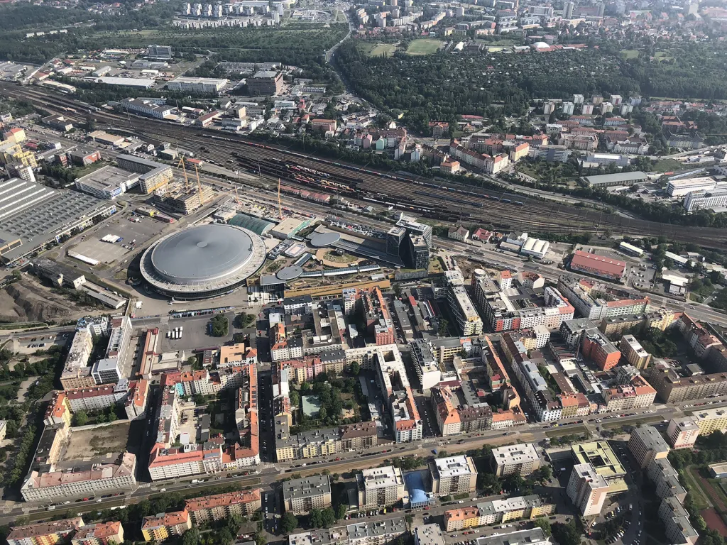 O2 arena v Praze-Vysočanech a nádraží Libeň