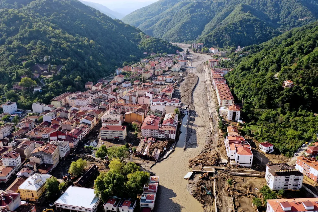 Turecko vedle lesních požárů trápí i povodně. Bleskový příval vody překvapil město Kastamonu, které se nachází v Černomořském regionu