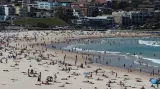 Německo zvažuje další opatření, Austrálie uzavřela známou pláž v Sydney