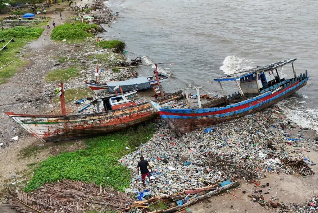 V loňském roce odpad ve vesnici Teluk přitáhl pozornost skrze virální video mladých ekologů, kteří shrabali tuny odpadků. Problém však nadále přetrvává
