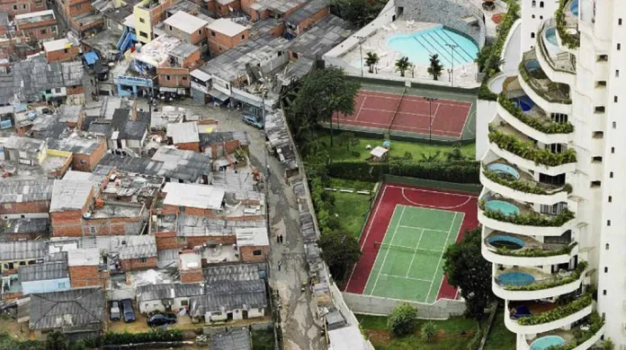 Lesk a bída v nejtěsnějším sepětí - předměstí brazilského města