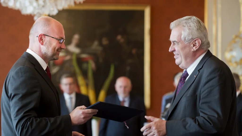 Prezident Miloš Zeman (vpravo) jmenoval 19. června v Praze Tomáše Lichovníka ústavním soudcem