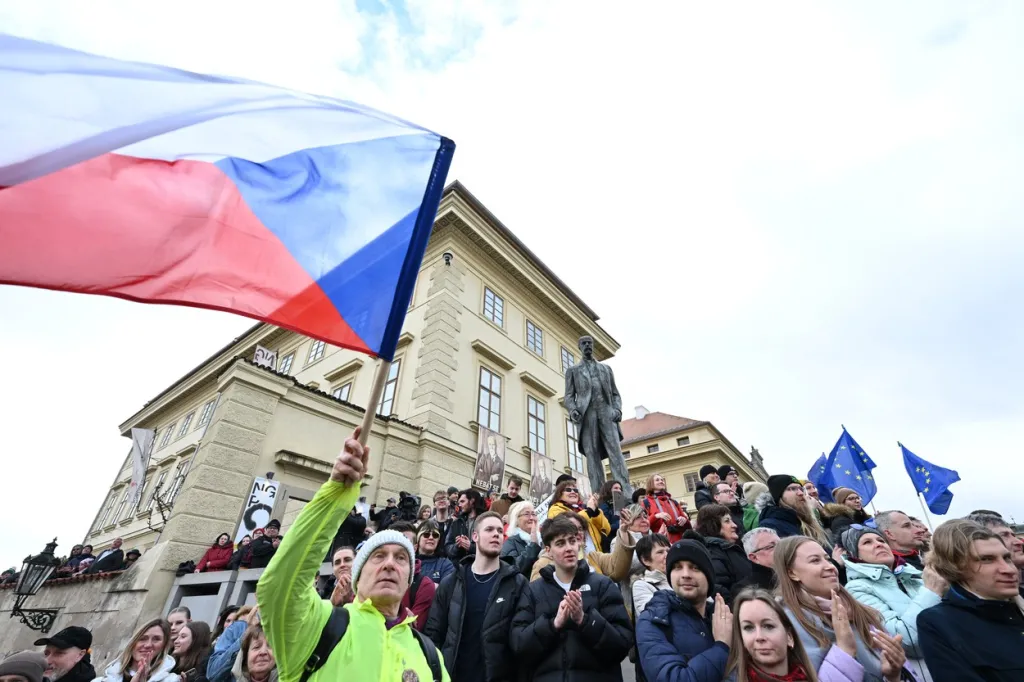 Návštěvníci u Pražského hradu čekající na inauguraci
