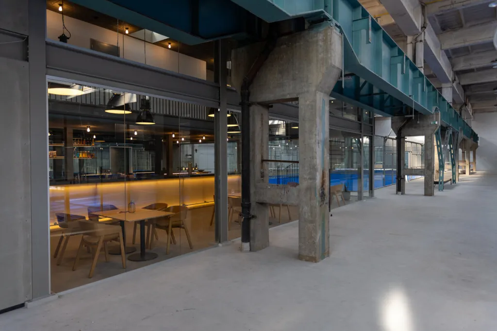 Rekonstrukce: Padel Powers Smíchov. Autoři: Ing. arch. Martin Štrouf, Ing. arch. Petr Portych, spoluautoři: Ing.arch. Jaroslav Schwarz, BcA. Albert Machek, spolupráce: Ing. Jana Bartalošová, Ing. Tomáš Lebeda