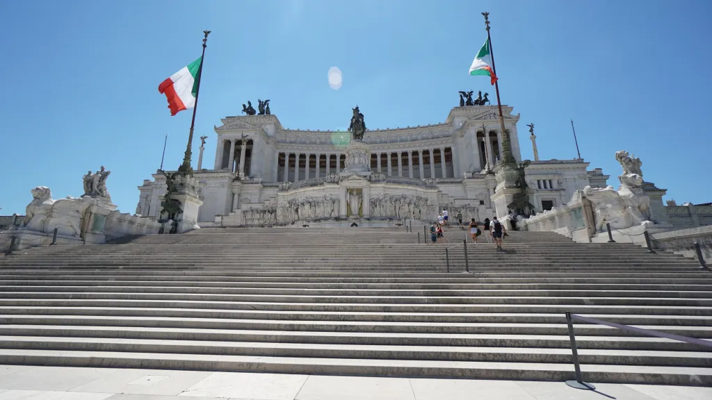 Navzdory zákazu sezení bývají schody takzvaného „psacího stroje“, tedy památníku prvního italského krále Viktora Emanuela II., obsypané odpočívajícími turisty