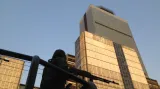 Okolí budovy je přísně střeženo armádou
